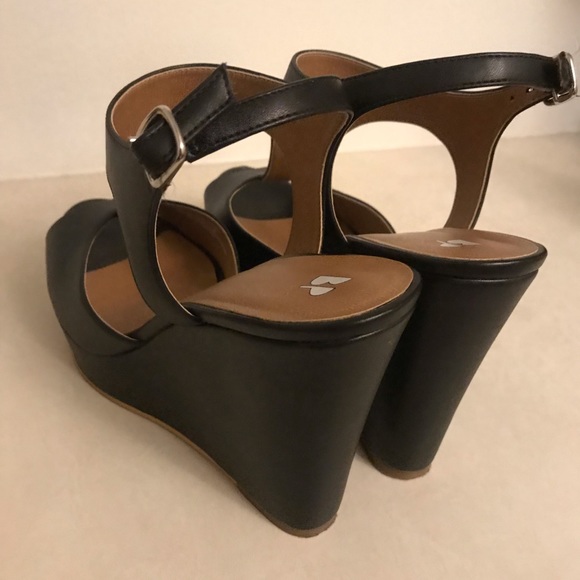 Black BP brand wedges with a modern design💓💓💘👑 - Picture 4 of 6